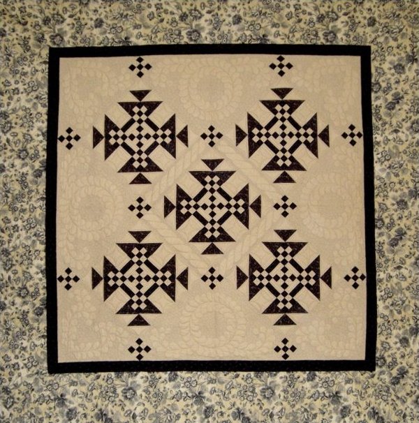 Quilt pattern Arlington - striking black triangles on ivory background